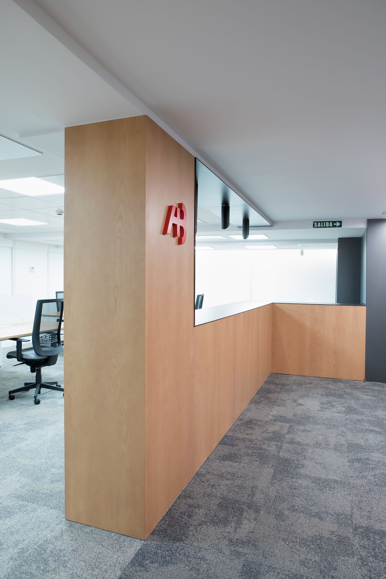Diseño integral interiorismo reforma oficinas centrales consultora Arnaut & Iberbrokers | Perspectiva Moma