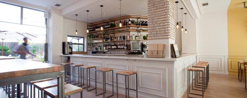 Interiorismo ampliación bar restaurante Ampliamos concepto actual bar copas abriendo envolvente local patio trasero diferencia singularidad punto fuerte proyecto | Perspectiva Moma