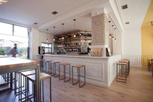Interiorismo ampliación bar restaurante Ampliamos concepto actual bar copas abriendo envolvente local patio trasero diferencia singularidad punto fuerte proyecto | Perspectiva Moma