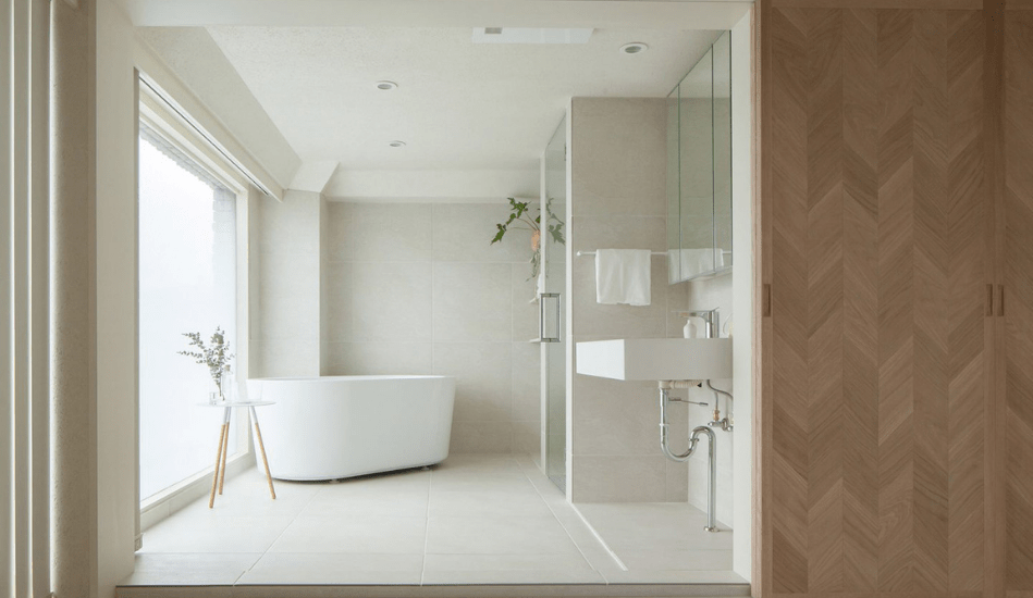 Baño suite con bañera exenta sobrepuesta